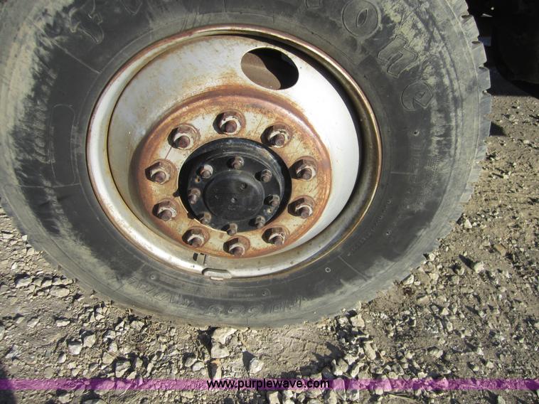 image for item D5719 1983 International 1854 bucket truck