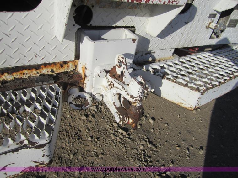 image for item D5719 1983 International 1854 bucket truck