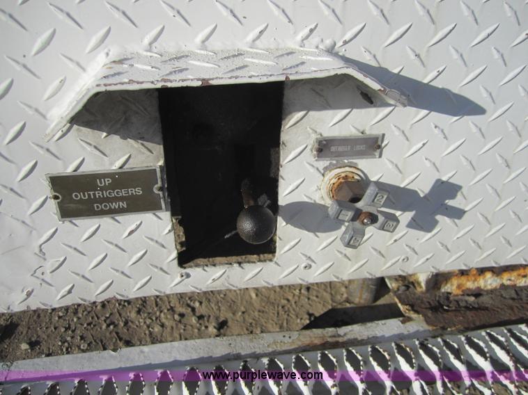 image for item D5719 1983 International 1854 bucket truck