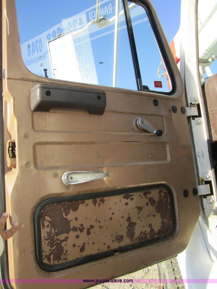 image for item D5719 1983 International 1854 bucket truck