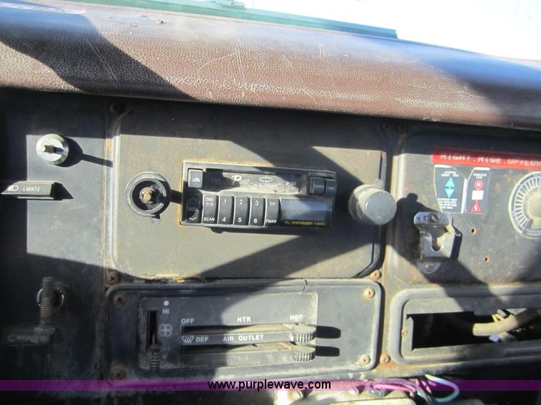 image for item D5719 1983 International 1854 bucket truck