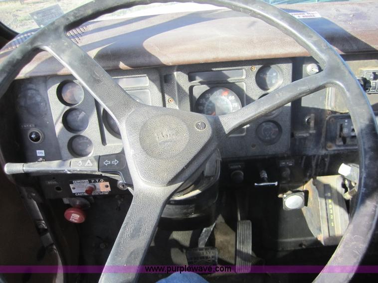 image for item D5719 1983 International 1854 bucket truck