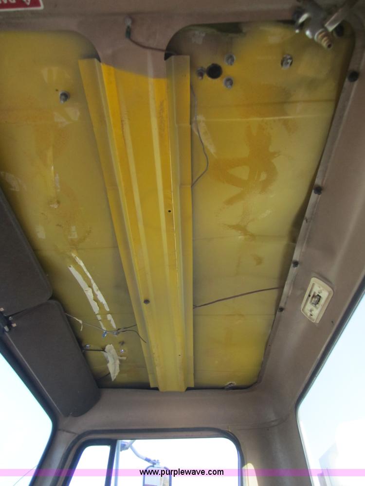 image for item D5719 1983 International 1854 bucket truck