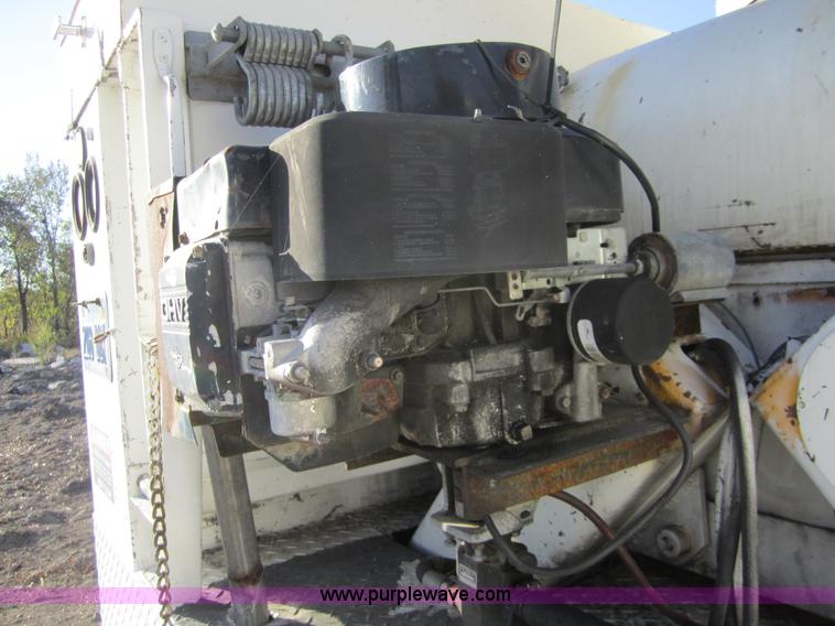 image for item D5719 1983 International 1854 bucket truck