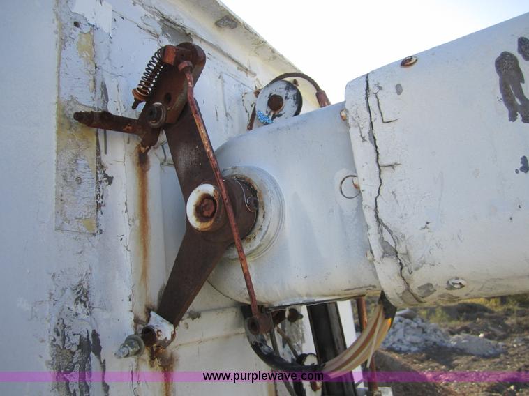 image for item D5719 1983 International 1854 bucket truck