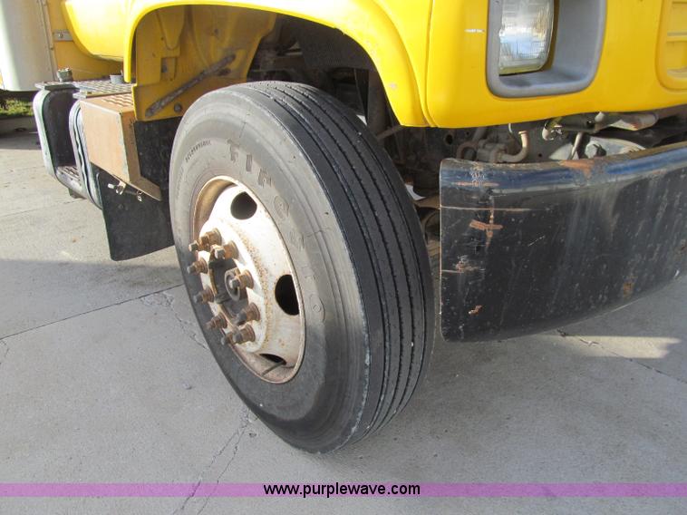 image for item D7013 1999 GMC C6500 van truck