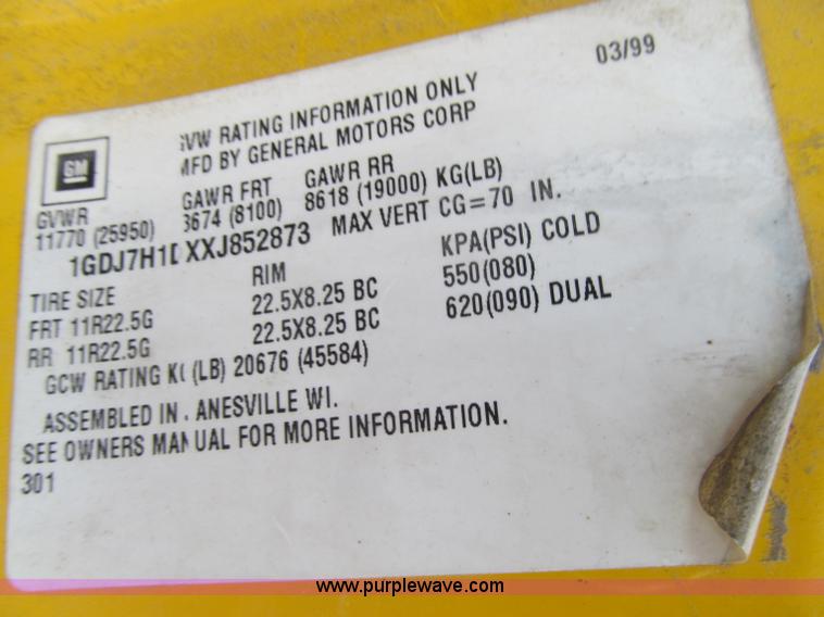 image for item D7013 1999 GMC C6500 van truck