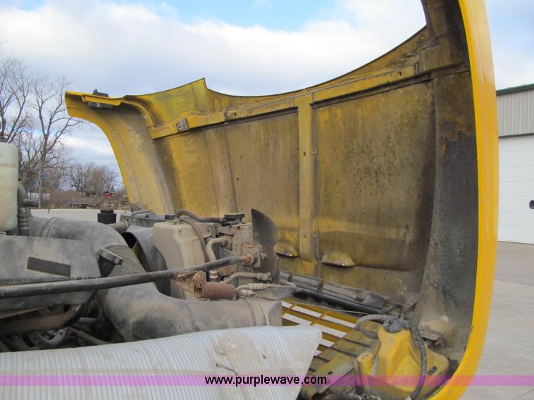 image for item D7013 1999 GMC C6500 van truck