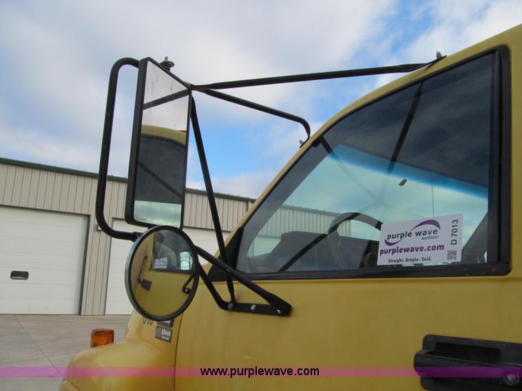 image for item D7013 1999 GMC C6500 van truck