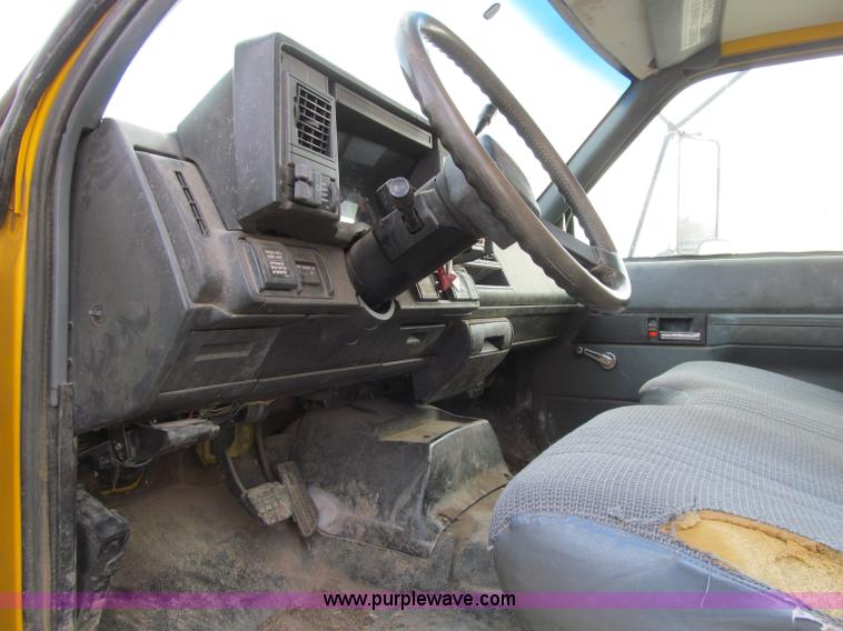 image for item D7013 1999 GMC C6500 van truck