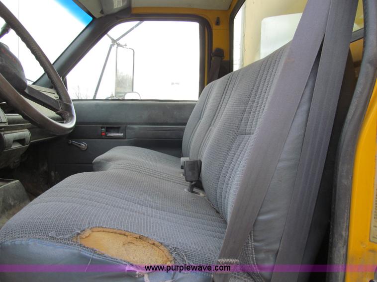 image for item D7013 1999 GMC C6500 van truck