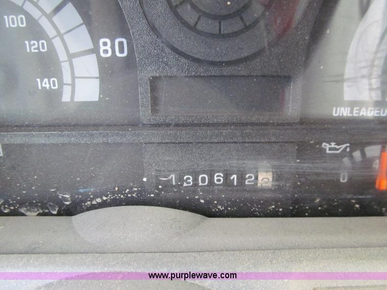 image for item D7013 1999 GMC C6500 van truck