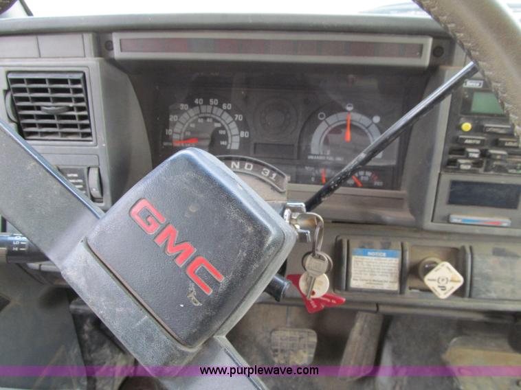 image for item D7013 1999 GMC C6500 van truck