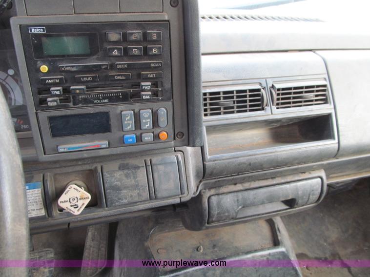 image for item D7013 1999 GMC C6500 van truck