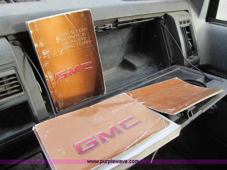 image for item D7013 1999 GMC C6500 van truck