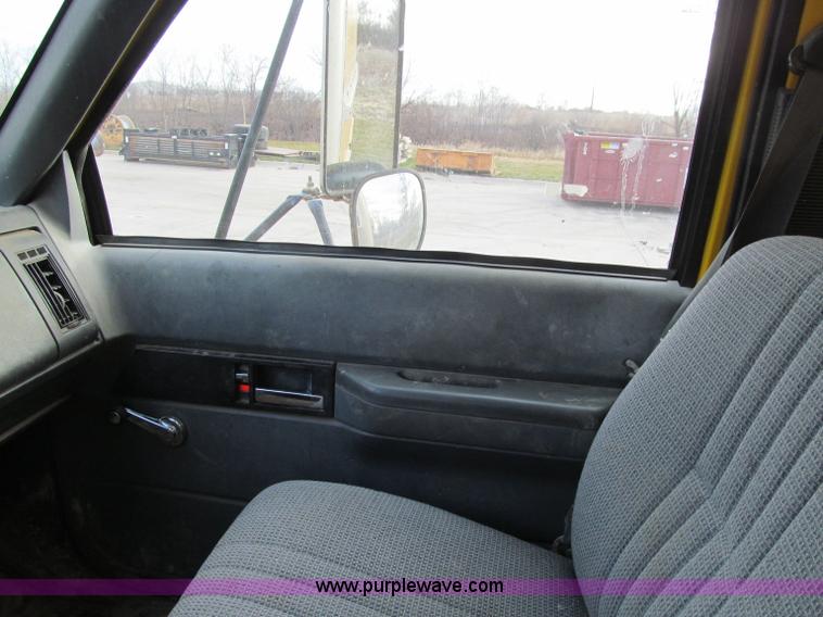 image for item D7013 1999 GMC C6500 van truck