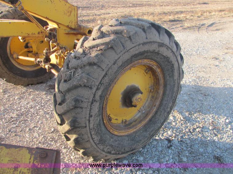 image for item E2665 Caterpillar 12 motor grader