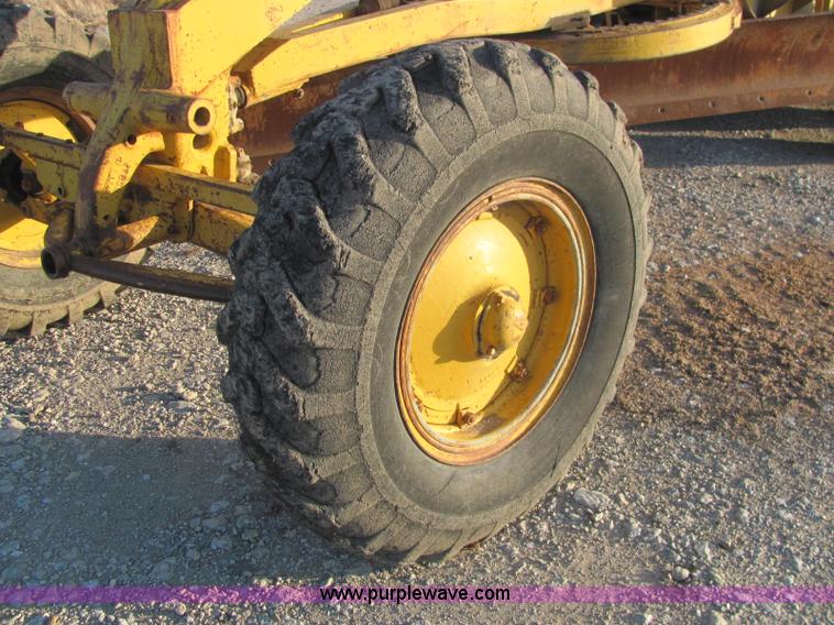 image for item E2665 Caterpillar 12 motor grader