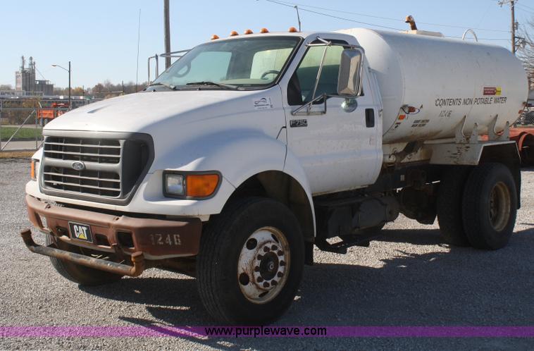 image for item F2756 2001 Ford F750 XL Super Duty water truck
