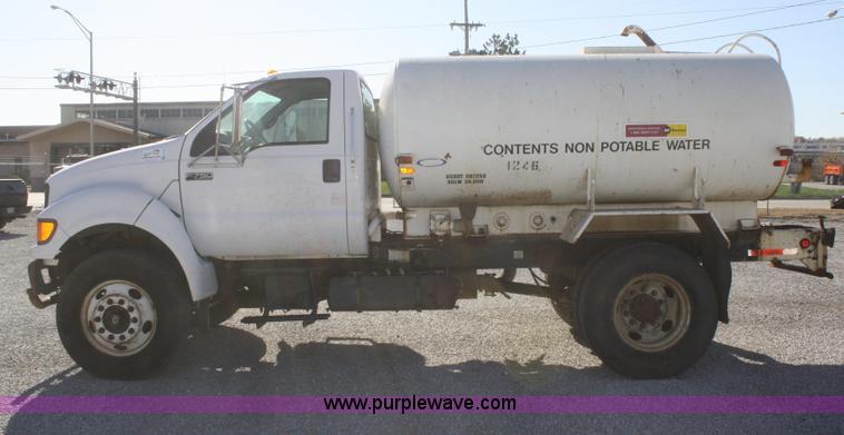 image for item F2756 2001 Ford F750 XL Super Duty water truck