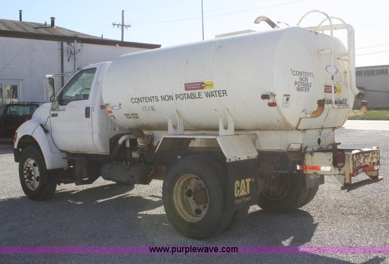 image for item F2756 2001 Ford F750 XL Super Duty water truck