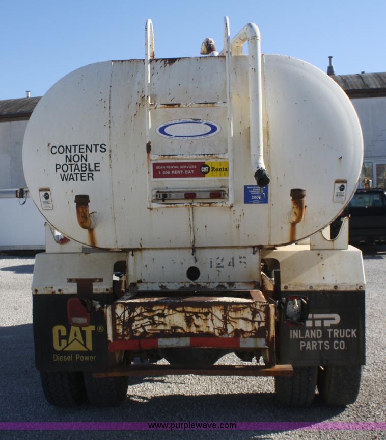 image for item F2756 2001 Ford F750 XL Super Duty water truck