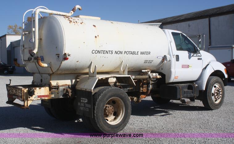 image for item F2756 2001 Ford F750 XL Super Duty water truck