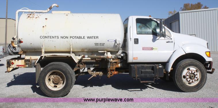 image for item F2756 2001 Ford F750 XL Super Duty water truck