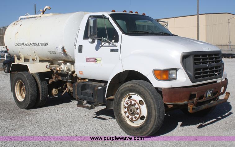 image for item F2756 2001 Ford F750 XL Super Duty water truck