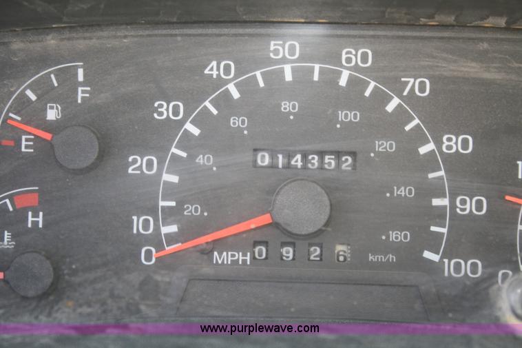 image for item F2756 2001 Ford F750 XL Super Duty water truck