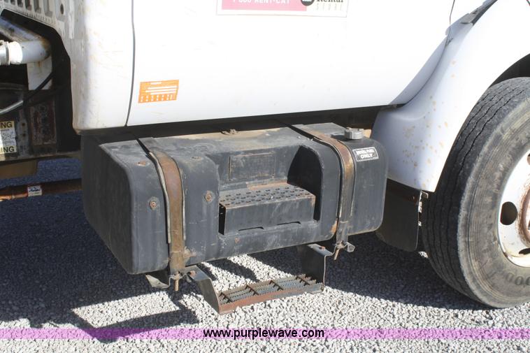 image for item F2756 2001 Ford F750 XL Super Duty water truck