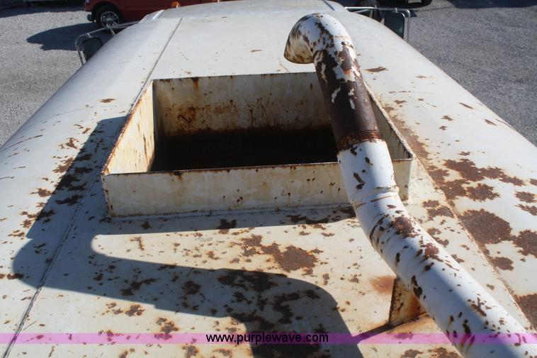 image for item F2756 2001 Ford F750 XL Super Duty water truck