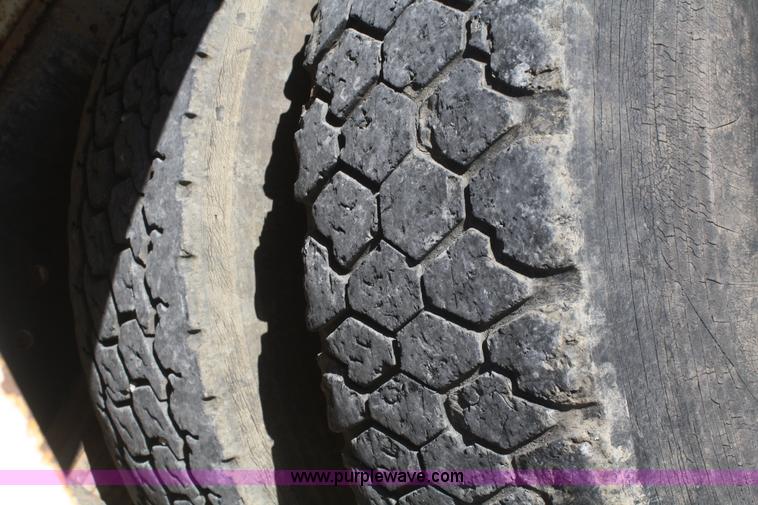 image for item F2756 2001 Ford F750 XL Super Duty water truck