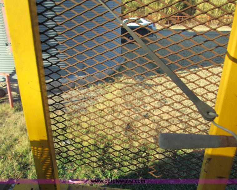 image for item F3069 1962 Caterpillar D8H dozer