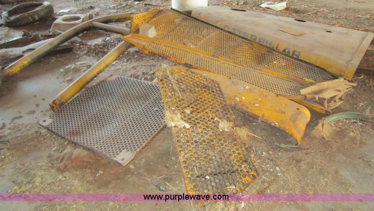 image for item F3069 1962 Caterpillar D8H dozer