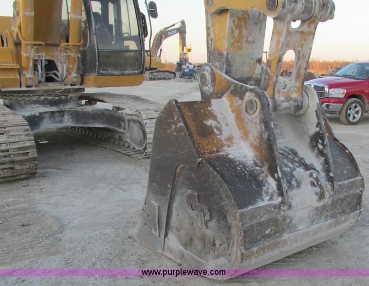 image for item F4062 2002 John Deere 330C LC excavator