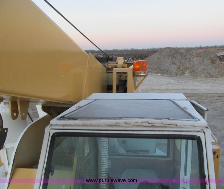 image for item F4063 Drott 1800 crane