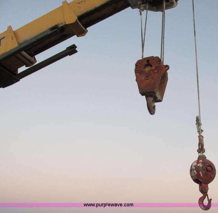 image for item F4063 Drott 1800 crane