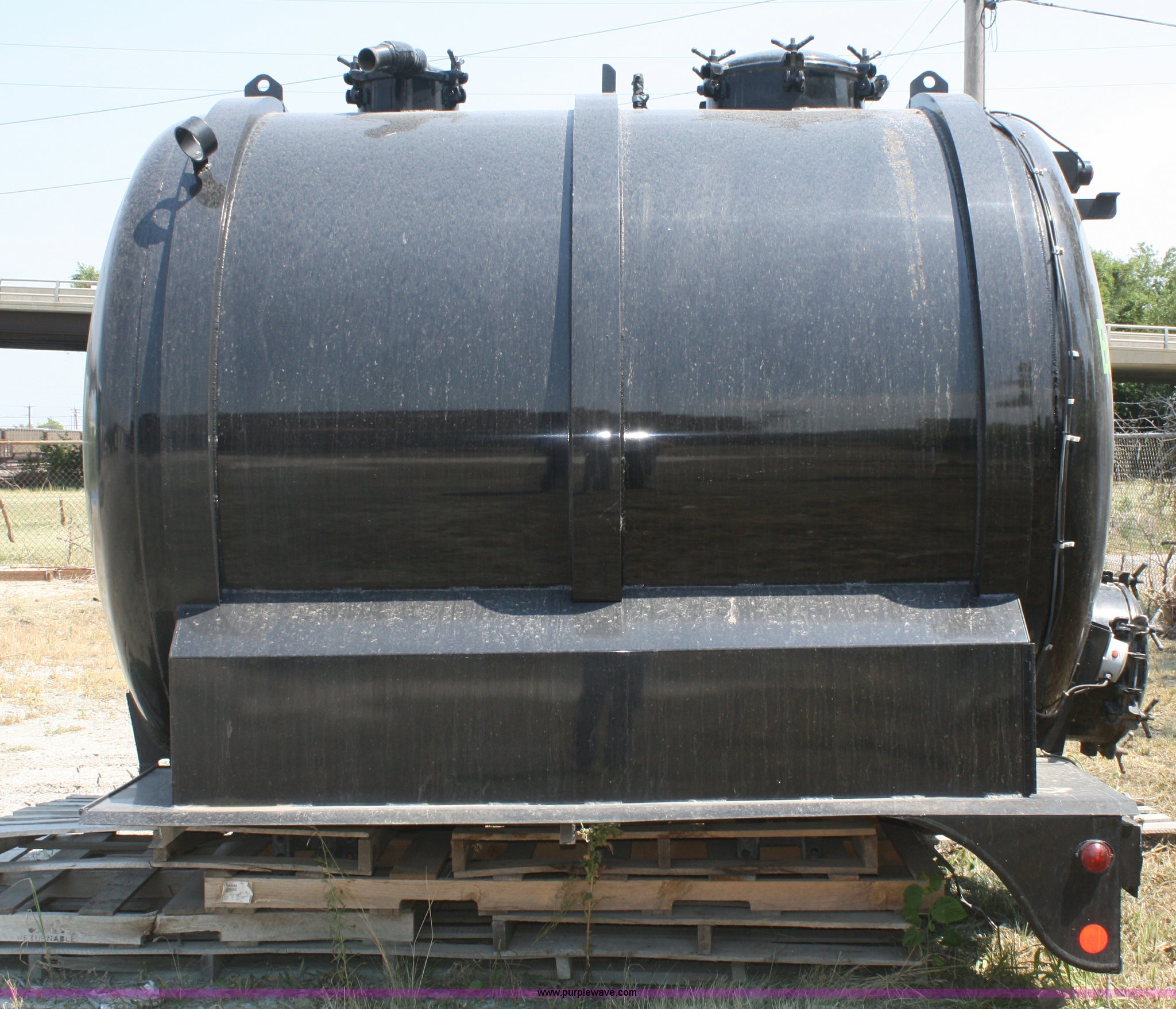 2005 Progress 2,500 gallon aluminum vacuum tank bed in Topeka, KS