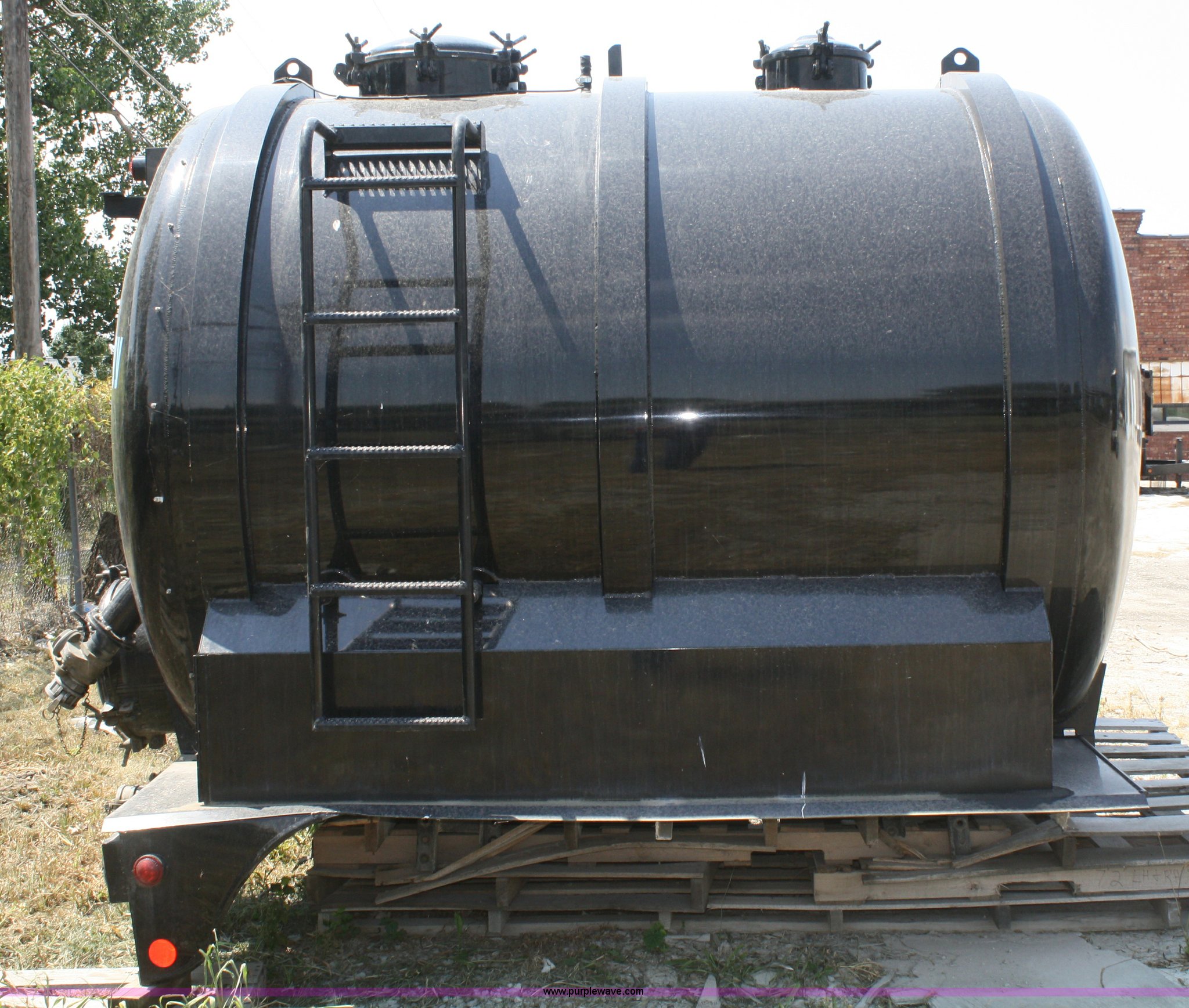 2005 Progress 2,500 gallon aluminum vacuum tank bed in Topeka, KS