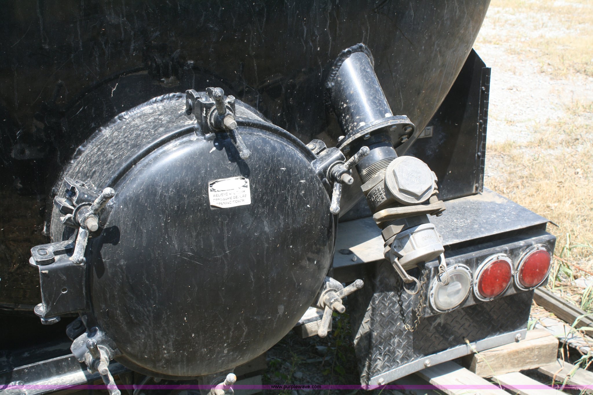 2005 Progress 2,500 gallon aluminum vacuum tank bed in Topeka, KS