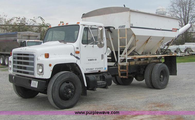 image for item C2940 1986 International 1954 fertilizer tender truck