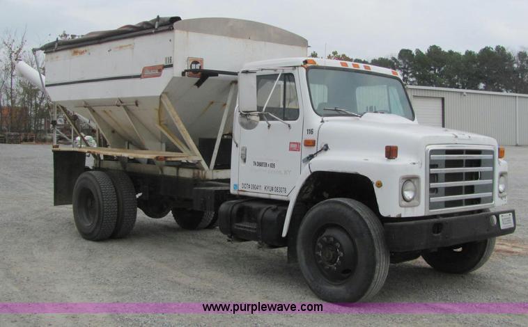image for item C2940 1986 International 1954 fertilizer tender truck