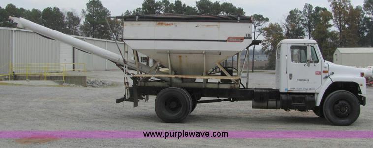 image for item C2940 1986 International 1954 fertilizer tender truck
