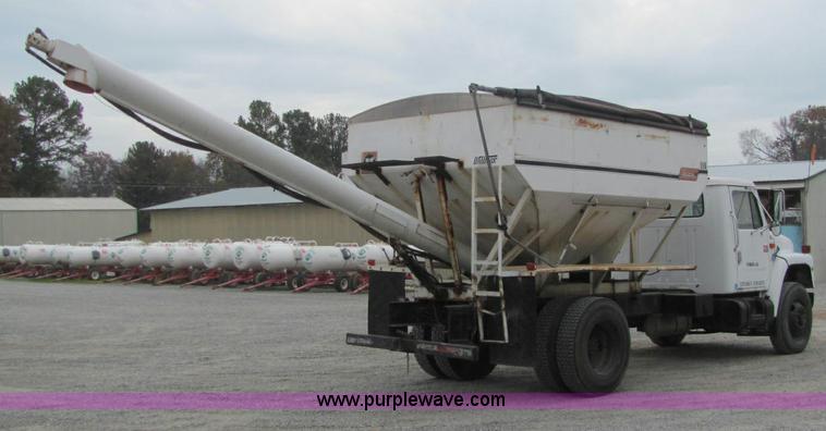 image for item C2940 1986 International 1954 fertilizer tender truck