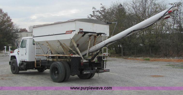 image for item C2940 1986 International 1954 fertilizer tender truck