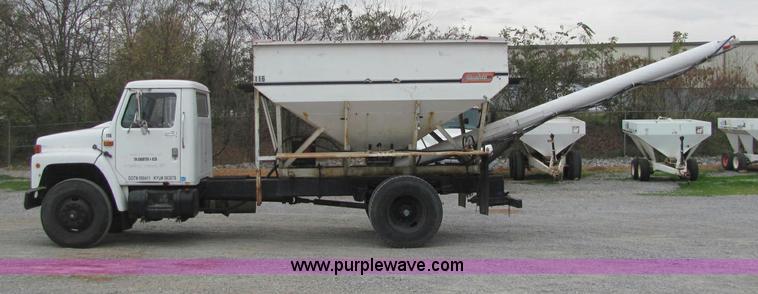 image for item C2940 1986 International 1954 fertilizer tender truck