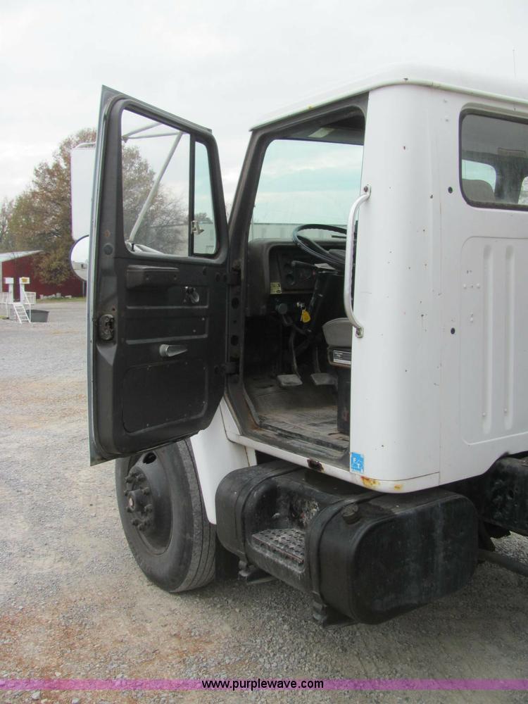 image for item C2940 1986 International 1954 fertilizer tender truck