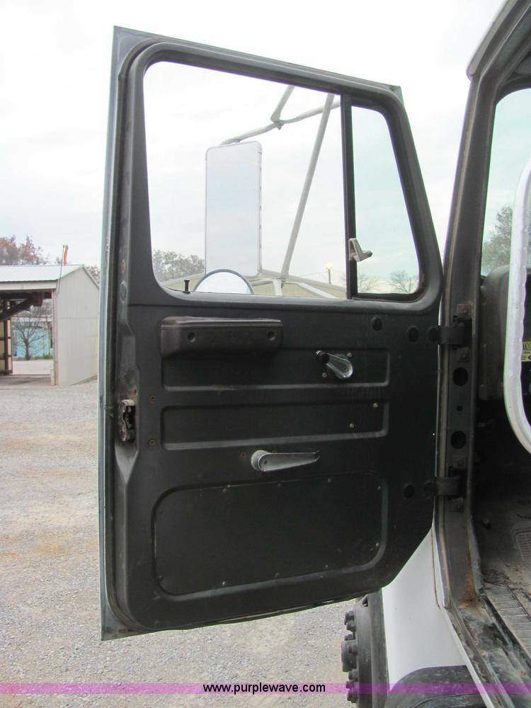 image for item C2940 1986 International 1954 fertilizer tender truck