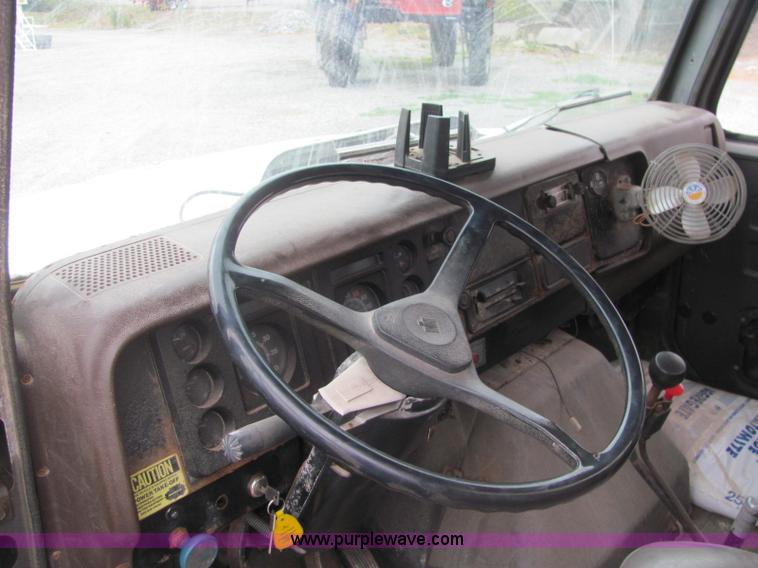 image for item C2940 1986 International 1954 fertilizer tender truck